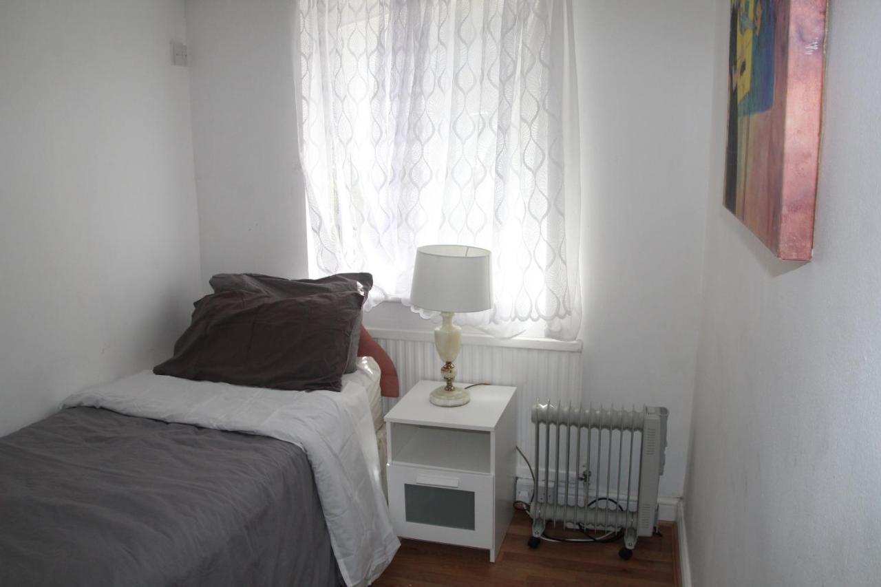 Grey Double Bedroom Londres Exterior foto